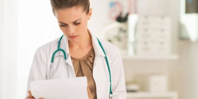zdravnik pregleda teste za diagnosticiranje papilomavirusa